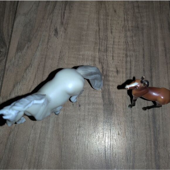 Breyer Reeves Horse Set Of Two Small Horses 3"in & 2½"in.The white silver one - Picture 5 of 11
